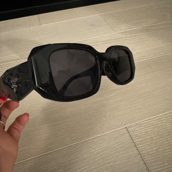 Rectangle Sunglasses – Black Frame, Dark Grey Lenses, Luxury Style main image 9
